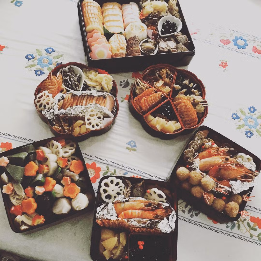 Osechi là món ăn truyền thống trong mỗi dịp Tết của người Nhật. Osechi đựng trong chiếc hộp đặc biệt với nhiều món khác nhau như tảo biển, cá trích,...Ảnh: Hubjapan.