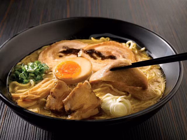 Nước súp mỳ ramen là sự hòa quyện giữa nước dùng Dashi và gia vị Tare. Nguyên liệu nấu nước dùng Dashi khá phong phú như xương gà, sườn heo, xương bò, tảo bẹ...Ảnh: Japan List.