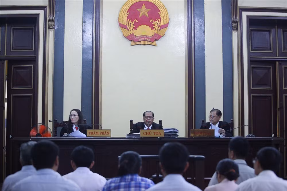 Mặc dù có một số người có quyền lợi, nghĩa vụ liên quan vắng mặt, nhưng đại diện VKSND tham gia phiên tòa đã dẫn một số quy định của pháp luật và đề nghị phiên tòa tiếp tục và HĐXX triệu tập những người vắng mặt đến tham dự phiên tòa.