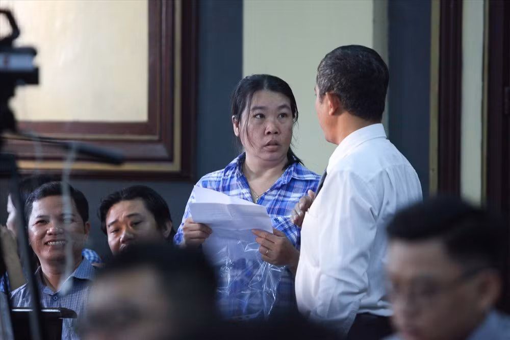 Bị cáo Loan trao đổi với luật sư trước phiên phúc thẩm sáng 19.10.