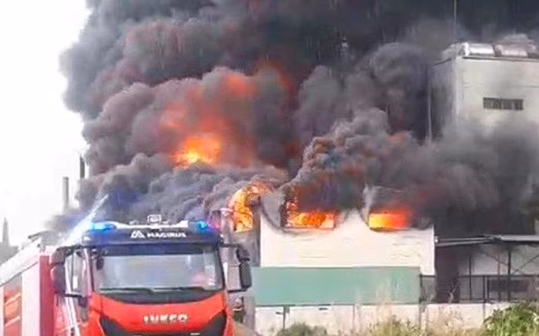 10 xe cứu hỏa cùng hàng trăm cán bộ, chiến sĩ Cảnh sát PCCC tỉnh Bình Dương, KCN Việt Hương đã có mặt tham gia chữa cháy.