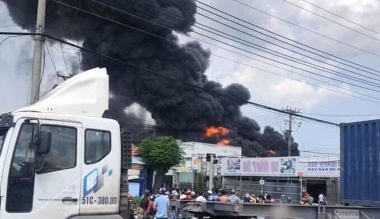 Đám cháy tại công ty nằm cạnh Ql13 khiến giao thông qua khu vực cũng bị ùn tắc.