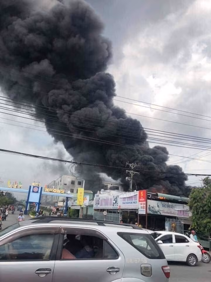 Cột khói bốc cao hàng chục mét.