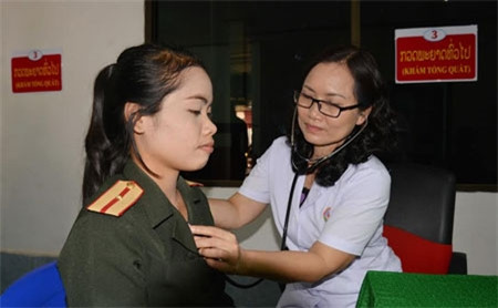 Khám bệnh cho nữ quân nhân thuộc Tỉnh đội Chăm-pa-sắc.