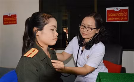 Khám bệnh cho nữ quân nhân thuộc Tỉnh đội Chăm-pa-sắc.