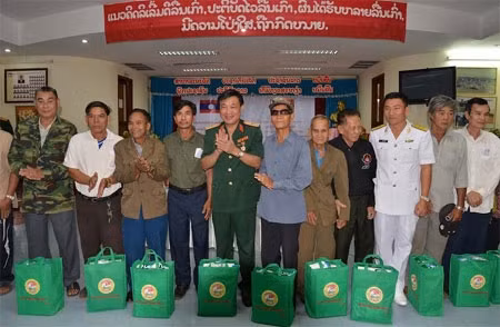 Đại diện Ban tổ chức hội chợ trao tặng quà cho các hộ nghèo tại Bệnh viện tỉnh Chăm-pa-sắc.