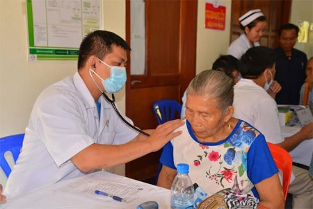  Bác sĩ Bệnh viện Quân y 175 khám bệnh cho nhân dân thành phố Pắc-xê tại Bệnh viện tỉnh Chăm-pa-sắc.