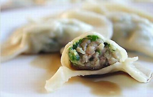 Nhân phổ biến là thịt lợn xay, tôm giã, thịt gà, bò. Sủi cảo có thể được làm chín bằng cách luộc, hầm, rán hoặc nướng. Ảnh: Xinhuanet.