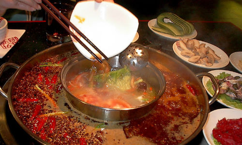 Nước chấm lẩu Tứ Xuyên được pha từ dầu hào, tương đậu nành, rau mùi, tỏi băm, muối,...Ảnh: Youtube.