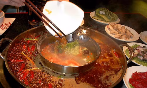 Nước chấm lẩu Tứ Xuyên được pha từ dầu hào, tương đậu nành, rau mùi, tỏi băm, muối,...Ảnh: Youtube.