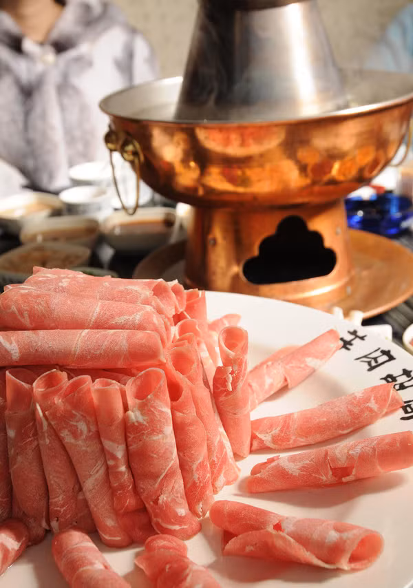 Những miếng thịt cừu, vừa nạc, vừa mỡ được thái lát mỏng, to bản. Lẩu cừu xuất hiện trên mọi bàn tiệc của người Bắc Kinh trong dịp năm mới. Ảnh: China Sichuan Food.