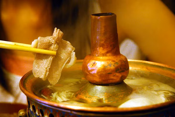 Nước dùng của lẩu cừu được ninh từ xương cừi với tỏi, cần tây, hạt tiêu, ớt xanh, hành tây. Lẩu có đủ vị chua cay mặn ngọt và béo ngậy. Ảnh: Paul's Travel Pics.