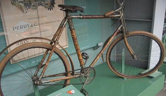 Xe đạp tre được sử dụng khá nhiều ở các nước phương Tây. Trong ảnh là mẫu xe sản xuất từ năm 1986, hiện được trưng bày tại Bảo tàng Kỹ thuật Prague, Cộng hòa Sec. Ảnh: Treehugger.