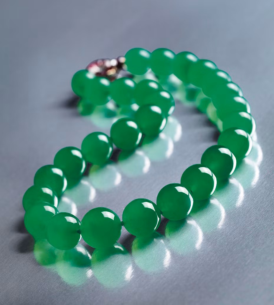 Cũng theo các chuyên gia phong thủy, không phải sử dụng trang sức ngọc bích đắt tiền là mang đến thành công cho chủ nhân. Ảnh: LotusGemology.