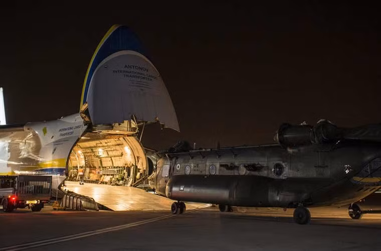 Trong ảnh là chiếc trực thăng Chinook của các nước Mỹ, NATO đang được đưa vào bên trong “bụng” An-124.