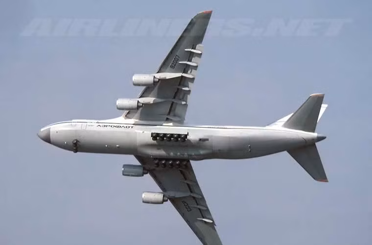  An-124 có chiều dài 68,96m, sải cánh 73,3m, cao 20,78, trọng lượng rỗng 178 tấn, trọng lượng cất cánh tối đa 405 tấn. Đây thực sự là một trong những vật thể bay lớn nhất mà con người từng chế tạo.