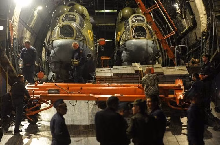 Khả năng chuyên chở hàng hóa quân sự của An-124 là cực kỳ khủng khiếp. Nó thường xuyên được các công ty quốc phòng Nga sử dụng để giao “hàng” (chiến đấu cơ, trực thăng…) cho khách nước ngoài. Đáng lưu ý, An-124 thường xuyên chở các máy bay chiến đấu Su-30MK2 giao cho Việt Nam.