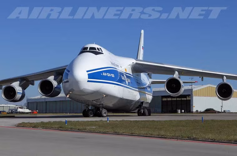 An-124 Ruslan là một trong những máy bay vận tải lớn nhất thế giới hiện nay, là máy bay chở hàng lớn thứ hai thế giới sau "người anh em" An-225 thiết kế trên cơ sở mở rộng An-124. Khoảng 55 chiếc đã được hãng Antonov (trước thuộc Liên Xô, nay thuộc Ukraine) sản xuất từ năm 1982 tới ngày nay với giá trị 70-100 triệu USD/chiếc.