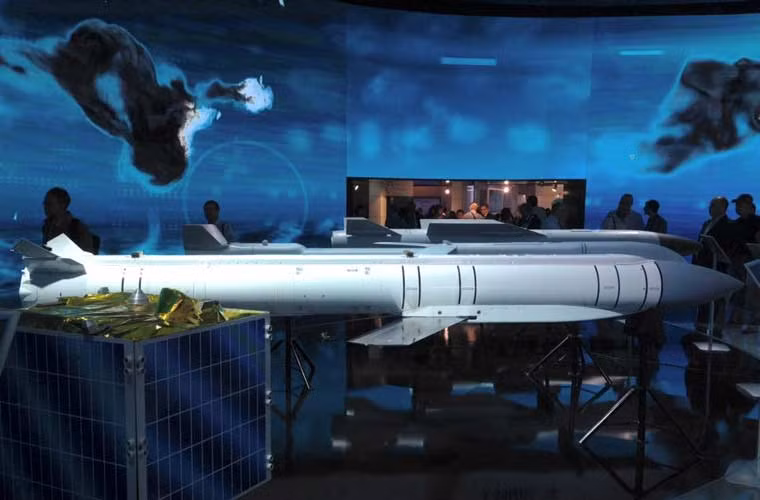 Hình ảnh vũ khí lạ lùng do Nga sản xuất – nó có kiểu dáng giống với tên lửa hành trình hoặc là bom liệng thông minh.