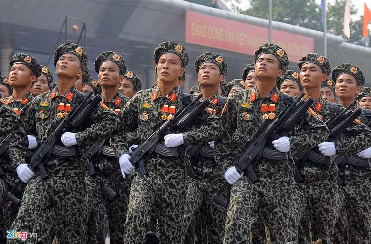 Một trong những lực lượng đáng chú ý nhất xuất hiện tại cuộc diễu binh là lực lượng bộ đội đổ bộ đường không (hay có thể gọi là lính dù) với quân phục dã chiến cùng mũ nồi và khẩu súng trường Galil ACE hiện đại do nhà máy Z111 sản xuất. Đây có lẽ cũng là bức ảnh quân sự ấn tượng nhất tuần qua. Nguồn: Zing