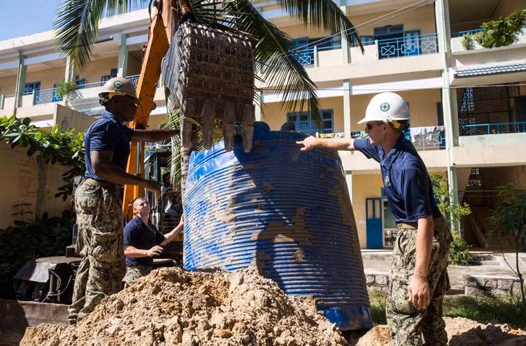 Các thủy thủ tàu bệnh viện USNS Mercy đang xây dựng tại trung tâm bảo trợ trẻ em hoàn cảnh đặc biệt ở Đà Nẵng. Đây là một trong những hoạt động của Hải quân Mỹ tại Việt Nam trong chương trình Đối tác Thái Bình Dương năm 2015.