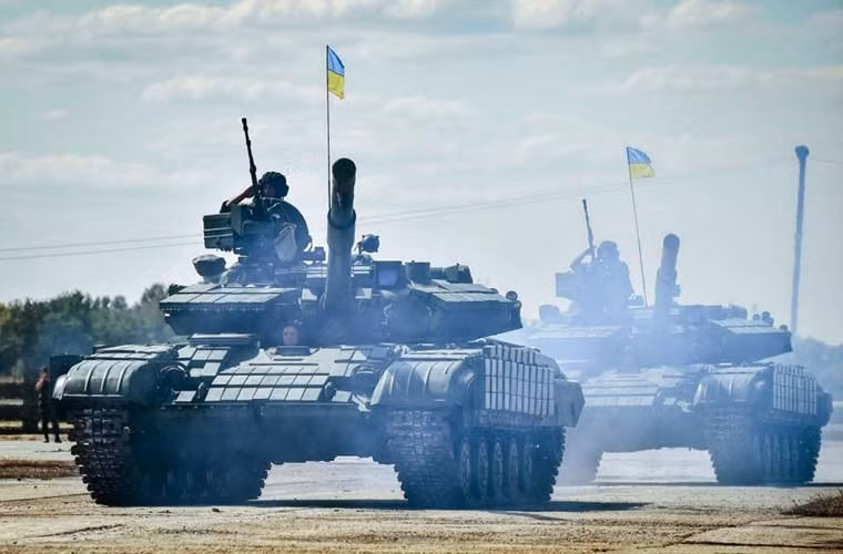 Xe tăng T-64BV của Quân đội Ukraine diễu binh trong buổi tiếp nhận vũ khí mới từ các công ty quốc phòng. Tổng cộng đợt tiếp nhận ngày 23/8, có 170 trang bị quân sự được chuyển giao cho Quân đội Ukraine.