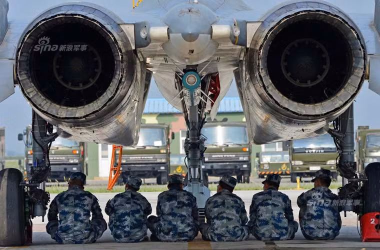 Còn đây có lẽ là bức ảnh quân sự Trung Quốc với góc chụp hài hước – 6 binh sĩ ngồi dưới đuôi tiêm kích J-11.
