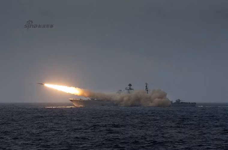 Tàu khu trục tên lửa Hải quân Trung Quốc phóng tên lửa diệt hạm siêu thanh P-270 Moskit trong cuộc tập trận trên biển Hoa Đông.