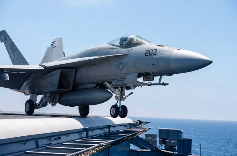Khoảnh khắc tiêm kích hạm F/A-18E Super Hornet rời boong tàu sân bay USS John C.Stennis.
