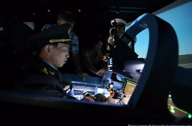 Bức ảnh quân sự Trung Quốc đáng lưu tâm – tướng Trung Quốc ngồi trong buồng lái mô phỏng tiêm kích Su-35 mà nước này đang đặt hàng từ Nga.