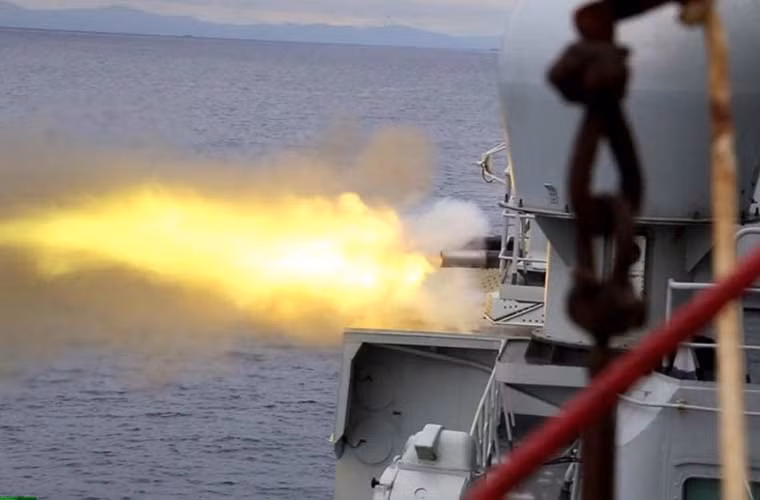 Trong khi đó, ở trên vùng biển nước Nga, các tàu chiến Trung Quốc đang tham gia nhiều hoạt động bắn đạn thật, diễn tập đổ bộ với tàu chiến Nga trong khuôn khổ giai đoạn 2 tập trận Joint Sea 2015.