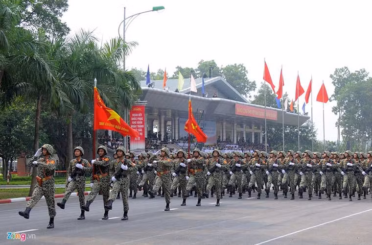 Sáng 26/8, lễ sơ duyệt diễu binh, diễu hành kỷ niệm 70 năm Cách mạng tháng Tám và Quốc khánh 2/9 đã diễn ra tại Trung tâm huấn luyện quốc gia Miếu Môn (Hà Nội) với sự tham gia của các lực lượng vũ trang. Trong buổi sơ duyệt, các lực lượng thực hiện cuộc diễu binh hào hùng, trang nghiêm và không kém phần hoành tráng. Nguồn: Zing