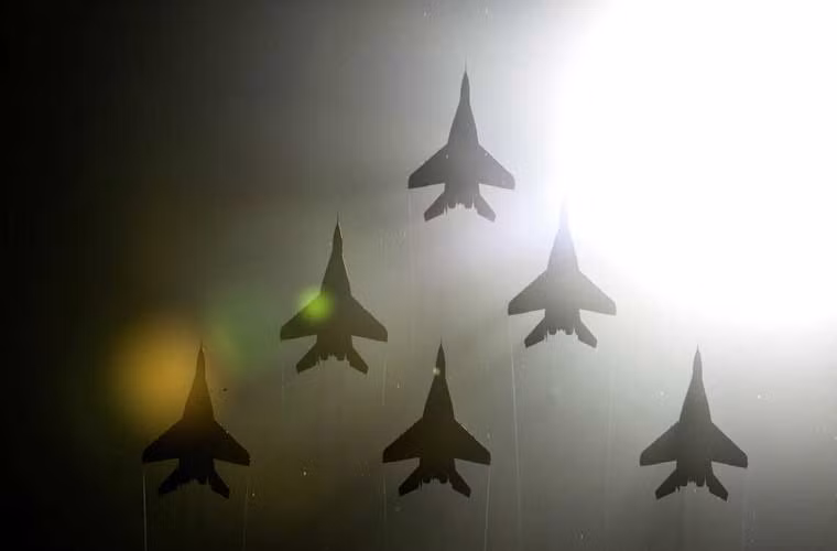 Ảnh quân sự thuộc hàng đẹp nhất tuần qua – phi đội biểu diễn Chim én của Không quân Nga biễu diễn tại triển lãm MAKS đang diễn ra ở sân bay Zhukovsky.