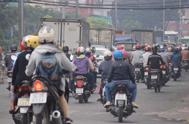 Người dân TP HCM mặc áo ấm ra đường trong thời tiết se lạnh.