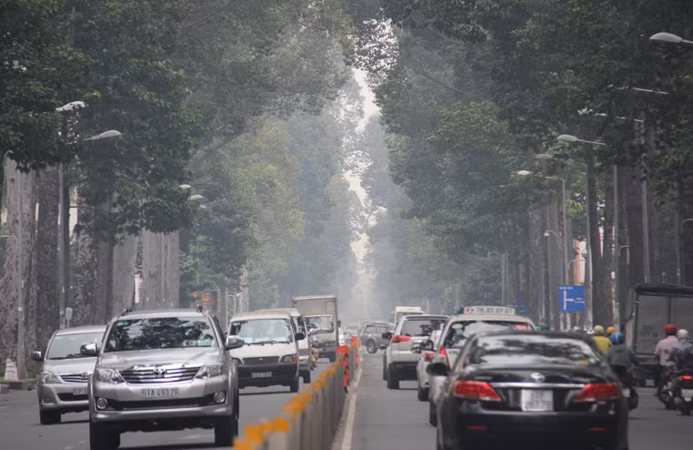 Đến 14h, tuyến đường Trần Hưng Đạo, quận 1 vẫn còn chìm trong lớp sương mờ.