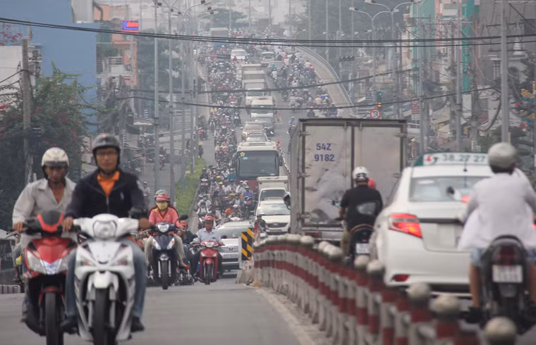 Người tham gia giao thông có cảm giác dễ chịu hơn giữa thời tiết se lạnh ở Sài Gòn sau nhiều ngày nắng nóng.
