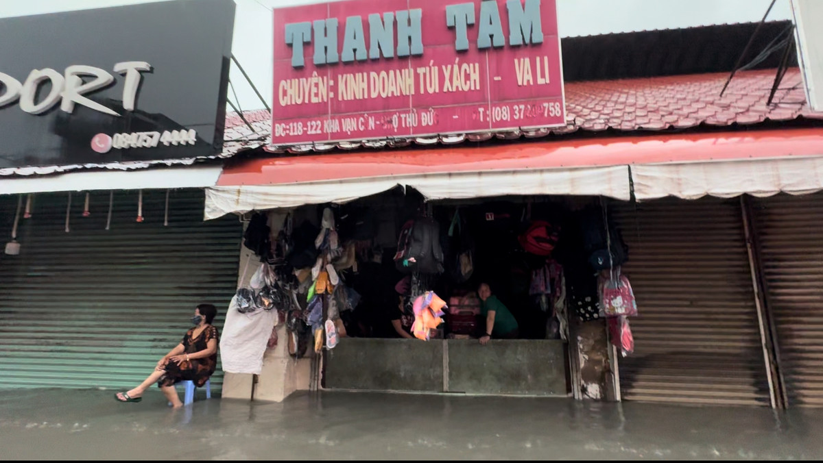 Tiểu thương thất thần và buông xuôi vì không thể làm gì trước cơn đại hồng thuỷ...