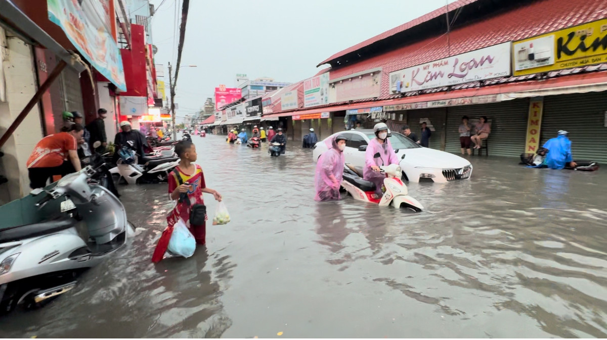 Cơn mưa chiều tối 15/5 đã khiến khu vực TP Thủ Đức và các quận, huyện phía Đông TP HCM "thất thủ"