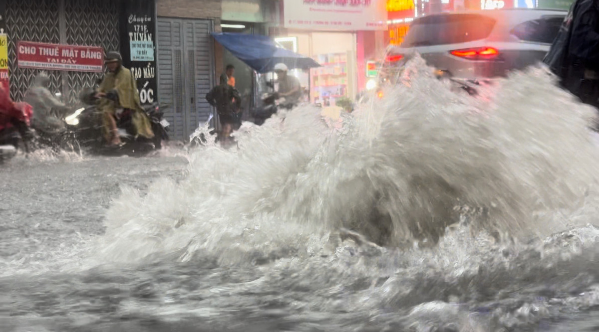 Nhiều tuyến đường ở TP Thủ Đức (TP HCM) ngay sau đó nước ngập lênh láng...