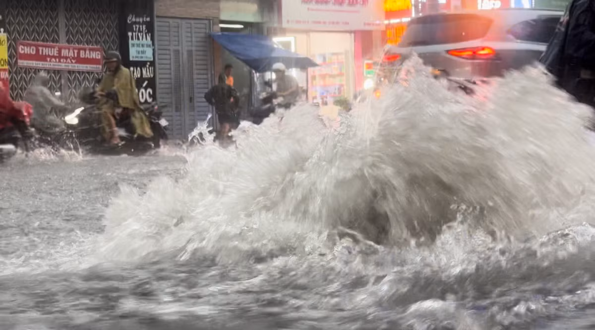 Nhiều tuyến đường ở TP Thủ Đức (TP HCM) ngay sau đó nước ngập lênh láng...