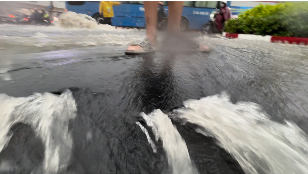 Ngay khu vực ngã 5 chợ Thủ Đức (phường Linh Tây, TP Thủ Đức) nhựa đường bị nước mưa cuốn trôi...