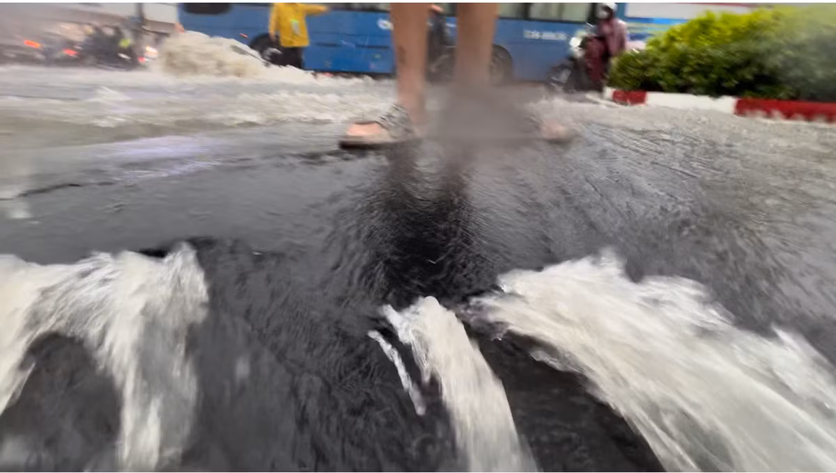 Ngay khu vực ngã 5 chợ Thủ Đức (phường Linh Tây, TP Thủ Đức) nhựa đường bị nước mưa cuốn trôi...