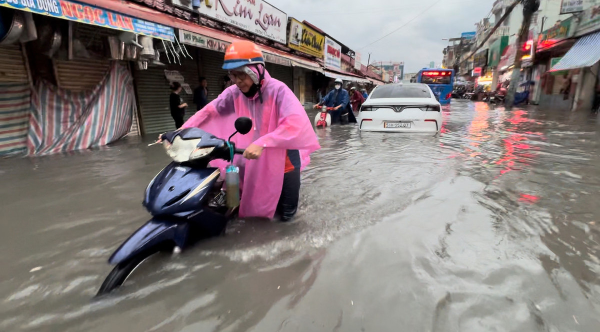 Cơn mưa đầu mùa gây "hoảng loạn" cho người dân sau nhiều ngày trông chờ vì nắng hạn.