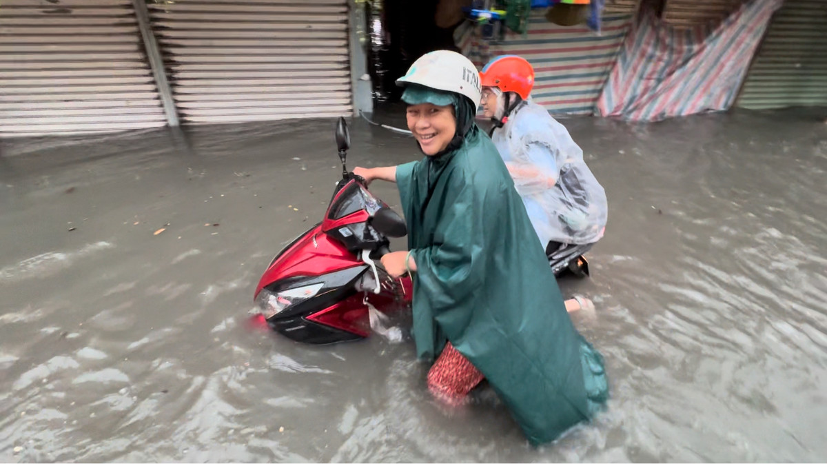 Người dân bì bõm lội nước ngập sâu gần 1m.