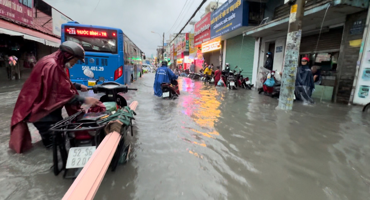 2 tuyến đường giữa chợ Thủ Đức đều ngập nặng.