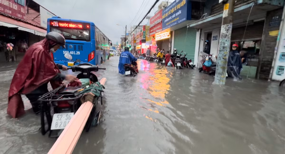 2 tuyến đường giữa chợ Thủ Đức đều ngập nặng.