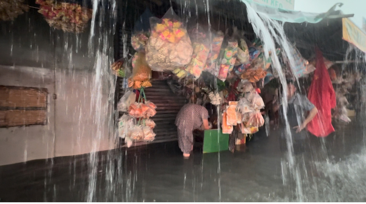 Tiểu thương chợ Thủ Đức khốn đốn khi nước mưa ào ạt tràn vào các sạp hàng...