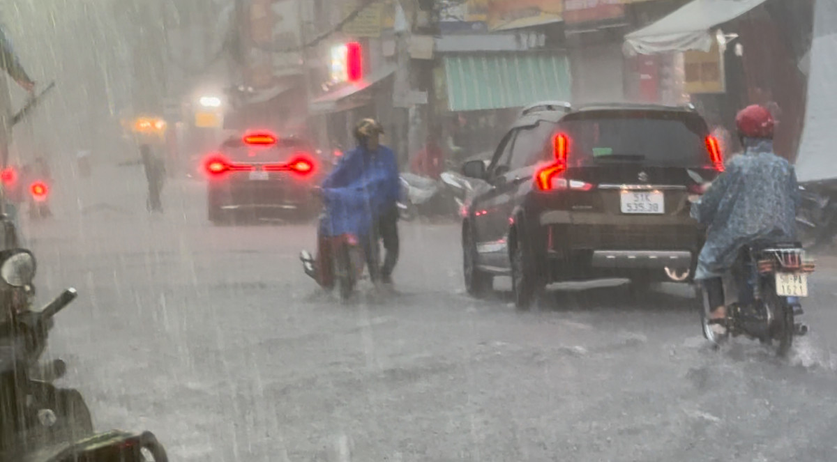 Sau nhiều ngày nắng nóng kinh hoàng, cuối giờ chiều 15/5, khắp khu vực miền Nam và TP HCM đã có trận mưa lớn và kéo dài suốt nhiều giờ...