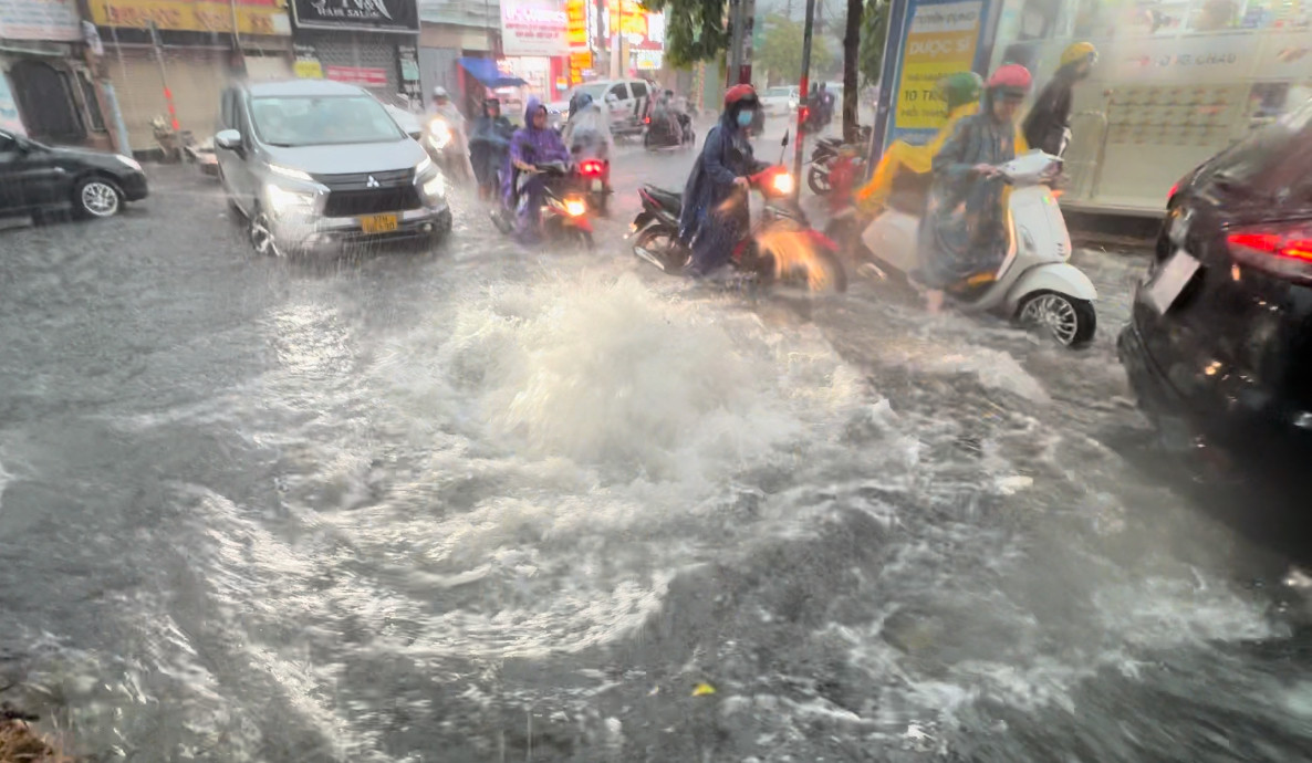 Đúng vào giờ học sinh tan học, người đi làm tan ca nên việc đi lại của người dân vô cùng khó khăn di chuyển trong biển nước.