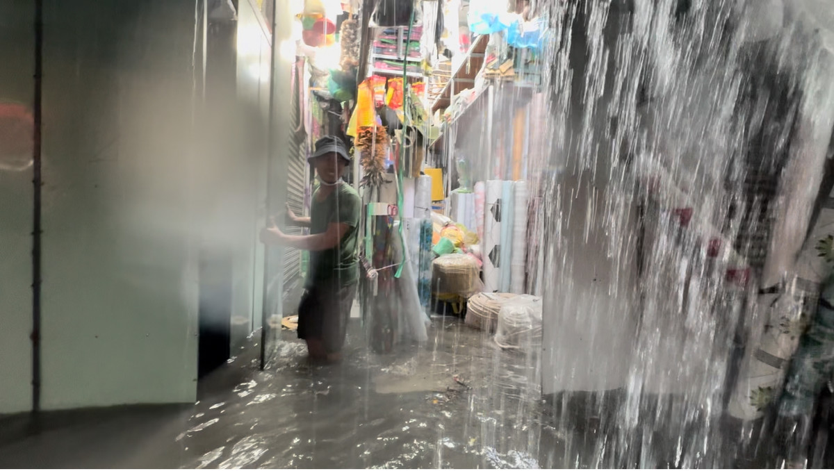 Nhiều gian hàng trong chợ bị mưa gây ngập úng.